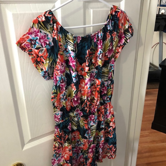 Adorable Flowered Romper 🌺 - Picture 2 of 3